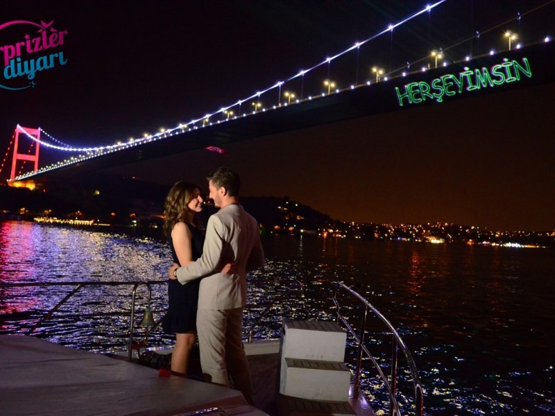 Boğazda Renkli Lazerle Evlenme Teklifi