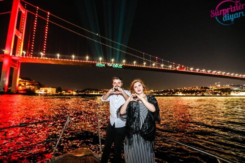 Yat Turu ve Renkli Lazerle Evlilik Teklifi / 1 Saat Yemekli Standart Paket