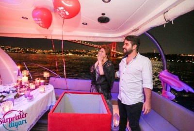 Yat Turu ve Lazerle Evlenme Teklifi / 1 Saat Yemekli Vip Paket