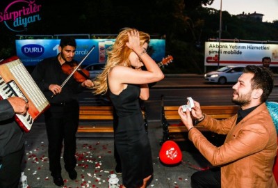 Orijinal, farklı hiç beklenmedik anda yapılan inanılmaz bir evlilik teklifi paketiniz var mı?