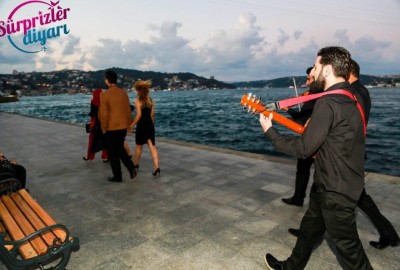 Orijinal, farklı hiç beklenmedik anda yapılan inanılmaz bir evlilik teklifi paketiniz var mı?