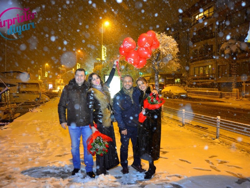 Kar Yağışında Boğazda Renkli Lazerle Evlilik Teklifi