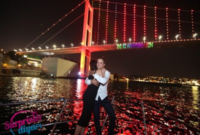 Lazerle evlilik teklifi video ve fotoğraflarınız çok güzel, gerçekte de lazer öyle güçlü mü görünüyor?