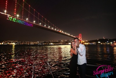 Lazerle evlilik teklifi video ve fotoğraflarınız çok güzel, gerçekte de lazer öyle güçlü mü görünüyor?