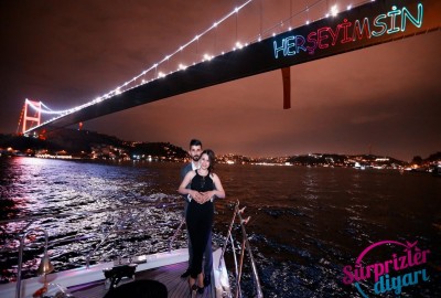 Lazerle evlilik teklifi video ve fotoğraflarınız çok güzel, gerçekte de lazer öyle güçlü mü görünüyor?