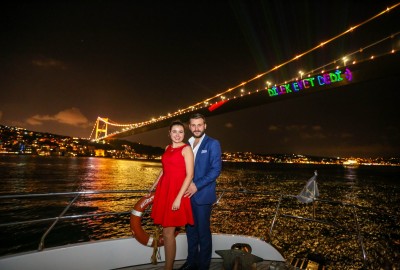 Lazerle evlilik teklifi video ve fotoğraflarınız çok güzel, gerçekte de lazer öyle güçlü mü görünüyor?