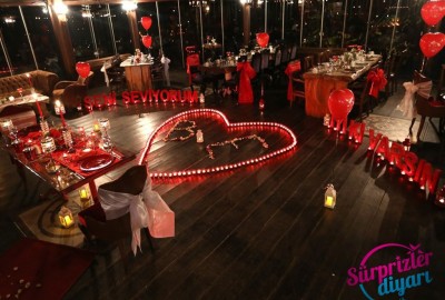 Sürpriz evlilik teklifi organizasyonunda, teklif başta mı , orta da mı sonda mı yapılmalı ?