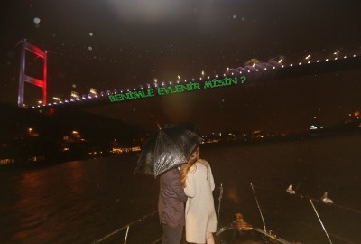 Soğuk ve Yağışlı Havalarda Yatta Lazerle Evlilik Teklifi Organizasyonları Yapılabilir mi?