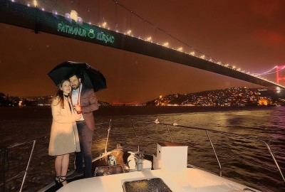 Soğuk ve Yağışlı Havalarda Yatta Lazerle Evlilik Teklifi Organizasyonları Yapılabilir mi?