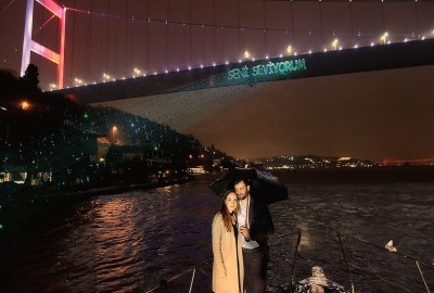 Soğuk ve Yağışlı Havalarda Yatta Lazerle Evlilik Teklifi Organizasyonları Yapılabilir mi?