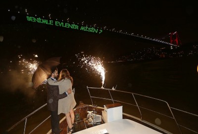 Soğuk ve Yağışlı Havalarda Yatta Lazerle Evlilik Teklifi Organizasyonları Yapılabilir mi?