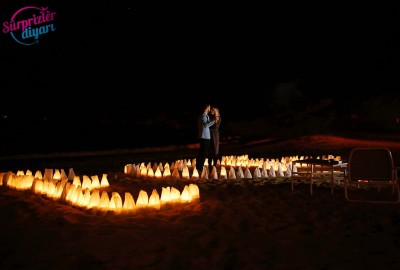 Kumsal Ateşi Etrafında Sürpriz Evlenme Teklifi - 1774