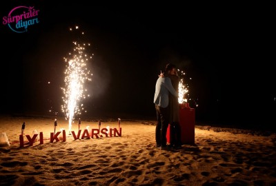 Kumsal Ateşi Etrafında Sürpriz Evlenme Teklifi - 1782