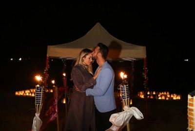 Kumsal Ateşi Etrafında Sürpriz Evlenme Teklifi - 1773