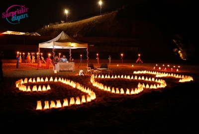 Kumsal Ateşi Etrafında Sürpriz Evlenme Teklifi - 1776