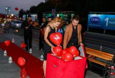 Beklenmedik Anda Kalp Maskot Afiş ve Sürpriz Kutu / Eko Paket