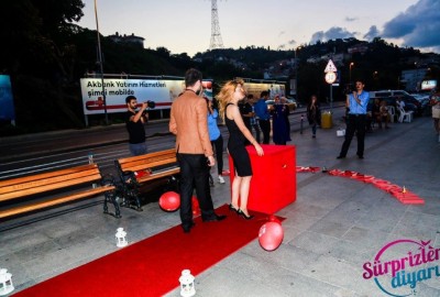 Beklenmedik Anda Kalp Maskot Afiş ve Sürpriz Kutu / Standart Paket