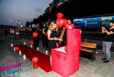 Beklenmedik Anda Kalp Maskot Afiş ve Sürpriz Kutu / Standart Paket