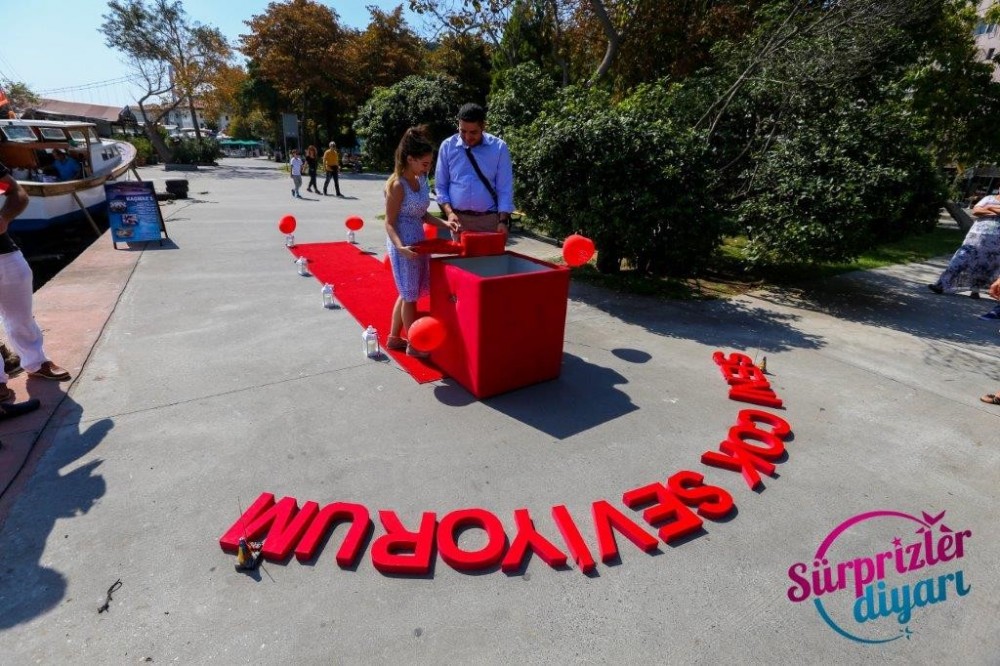 Surprise Marriage Proposal at Unexpected Moment in Ankara