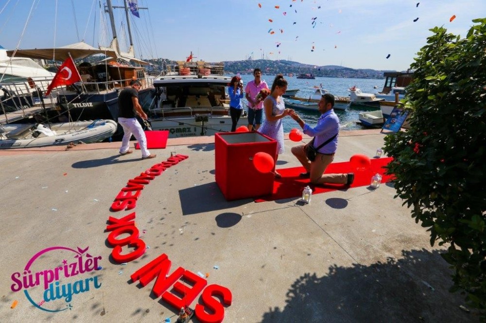 Beklenmedik Anda Kalp Maskot Afiş ve Sürpriz Kutu / Standart Paket