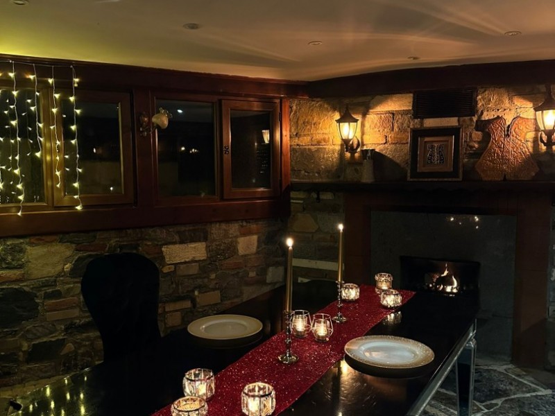 Ortaköyde Saklı Bahçede Özel Şömineli Odada Evlilik Teklifi