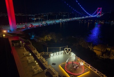 Köprü Işıkları Altında Cam Kubbede Evlilik Teklifi