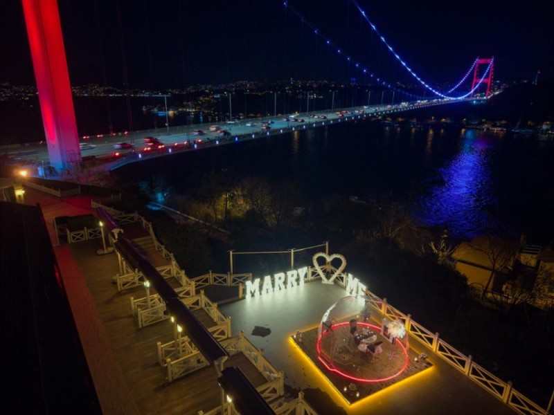 Rengarenk Köprü Işıkları Altında Cam Qubbede Evlilik Teklifi