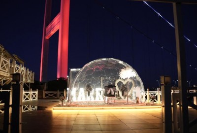 Köprü Işıkları Altında Cam Kubbede Evlilik Teklifi