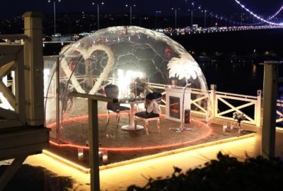 Köprü Işıkları Altında Cam Kubbede Evlilik Teklifi