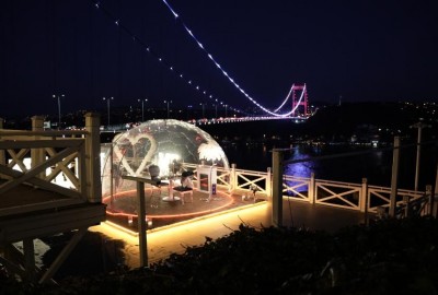 Köprü Işıkları Altında Cam Kubbede Evlilik Teklifi