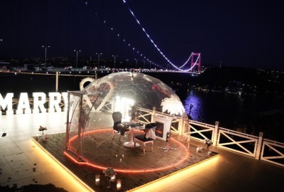 Köprü Işıkları Altında Cam Kubbede Evlilik Teklifi