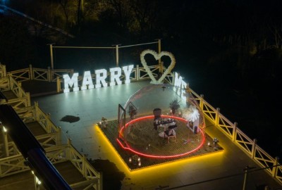 Köprü Işıkları Altında Cam Kubbede Evlilik Teklifi