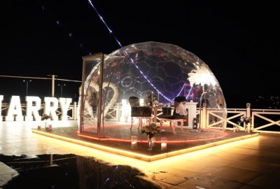 Köprü Işıkları Altında Cam Kubbede Evlilik Teklifi