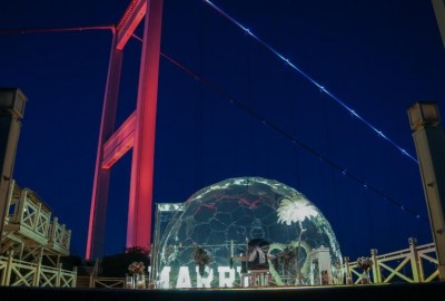 Köprü Işıkları Altında Cam Kubbede Evlilik Teklifi