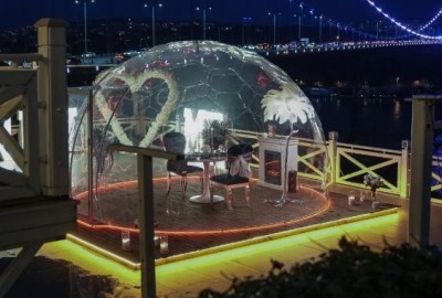 Köprü Işıkları Altında Cam Kubbede Evlilik Teklifi