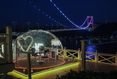 Köprü Işıkları Altında Cam Kubbede Evlilik Teklifi