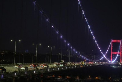 Köprü Işıkları Altında Cam Kubbede Evlilik Teklifi