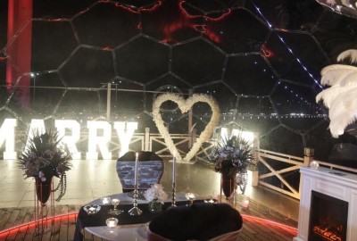 Köprü Işıkları Altında Cam Kubbede Evlilik Teklifi