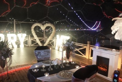 Köprü Işıkları Altında Cam Kubbede Evlilik Teklifi