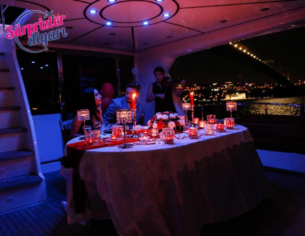 Yattan Afiş Açılması ile Evlenme Teklifi / 1 Saat Kokteyl Servis