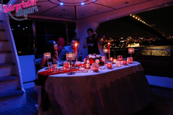 Yattan Afiş Açılması ile Evlenme Teklifi / 1 Saat Kokteyl Servis
