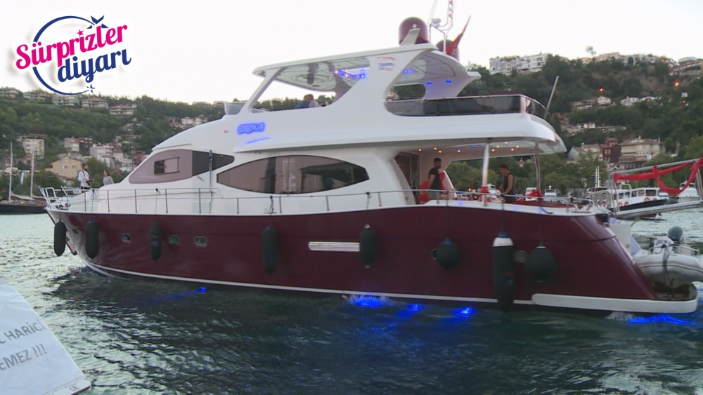 Romantik Yat Turu ve Afiş ile Evlenme Teklifi / 1 Saat Yemekli Eko Paket