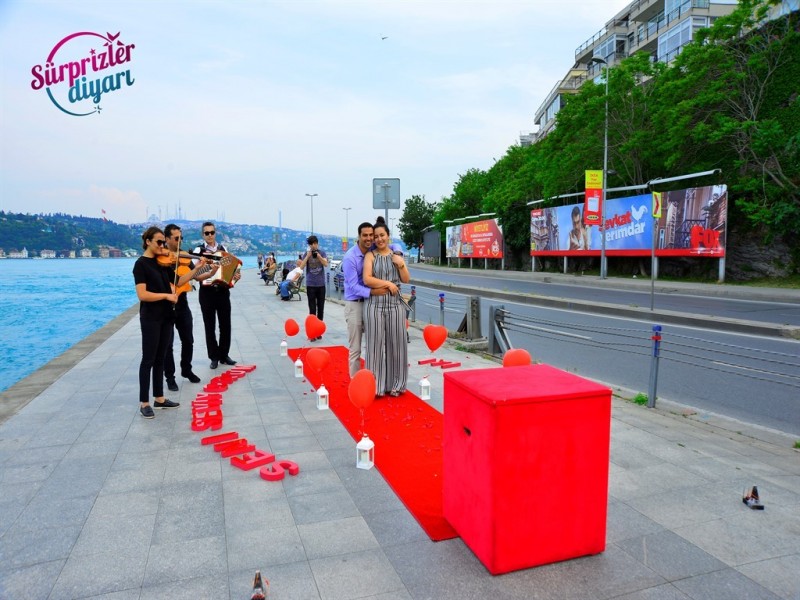 Orkestra İle Boğazda Sürpriz Evlenme Teklifi