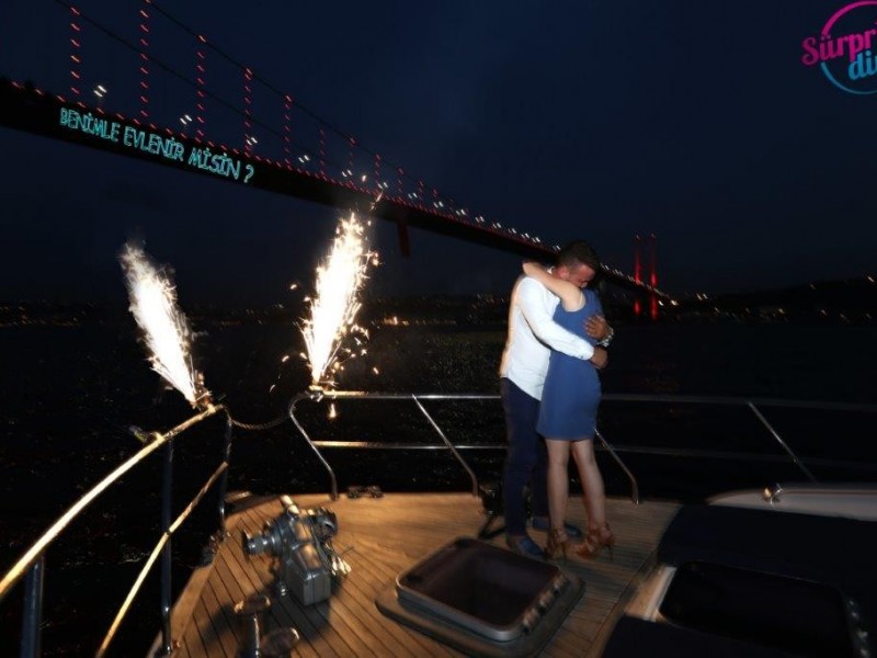 Puzzle Organizasyonu ve Lazerle Sürpriz Evlilik Teklifi