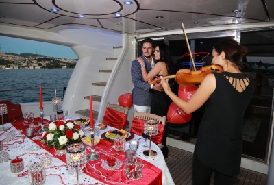 Kız Kulesi'nde Yemek ve Romantik Yat Turu ile Evlilik Teklifi