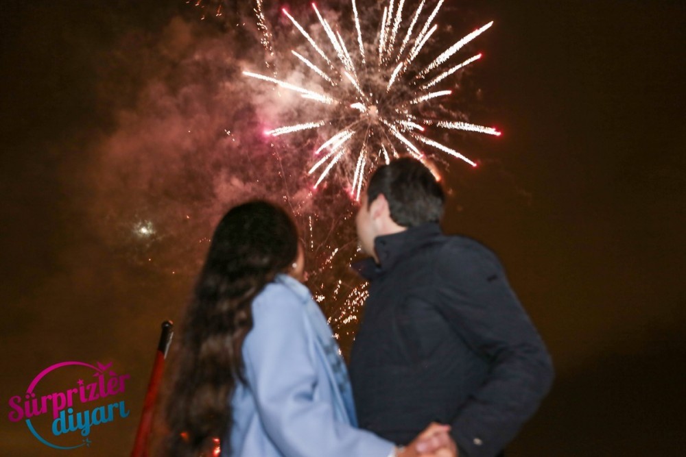 Çırağan Sarayı'nda Yemek, Yat Turu, Lazer Gösterisi ve Havai Fişekle Evlilik Teklifi Vip Paket